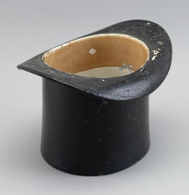 CAST IRON PLANTER IN THE FORM OF A TOP HAT 19th Century Height 7.25". Width 10.75". Depth 8.25".