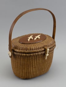 FARNUM NANTUCKET-STYLE BASKET PURSE Circa 1970 Length 9".
