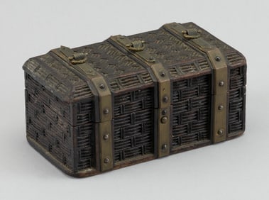 FOLK ART CHIP-CARVED BOX 19th Century Length 5".