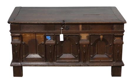 ENGLISH CARVED OAK BLANKET BOX 18th Century Height 25". Width 48". Depth 24.5".