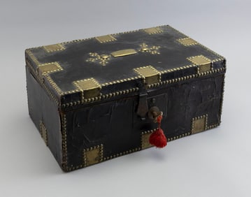 BRASS-BOUND LEATHER DOCUMENT CHEST 19th Century Height 7.25". Width 16". Depth 10.5".