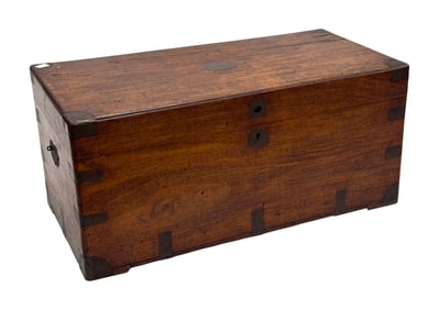 BRASS-BOUND CAMPHORWOOD CAMPAIGN CHEST 19th Century Height 19". Width 41". Depth 21".