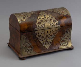 BRASS AND BURLWOOD VENEER DOME-TOP JEWELRY CHEST England, Late 19th Century Height 7". Width 10".