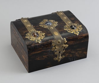 ENGLISH DRESSER BOX 19th Century Height 4.5". Width 8". Depth 5".