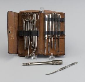 H.A. KAYSAN LEATHER-CASED DOCTOR'S KIT New York, Late 19th Century Case 3" x 5".