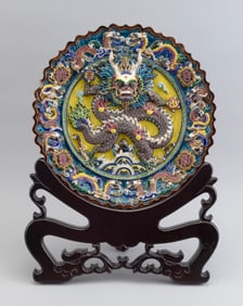 CHINESE FAMILLE ROSE POTTERY DECORATIVE PLATE WITH A WOOD STAND 20th Century Plate diameter 14".