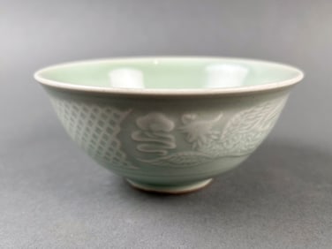 CHINESE CELADON PORCELAIN BOWL Late 19th/Early 20th Century Height 2.25". Diameter 5".