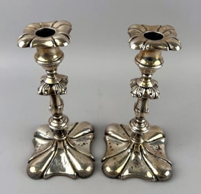 PAIR OF STERLING SILVER CANDLESTICKS London, 19th Century Heights 9".