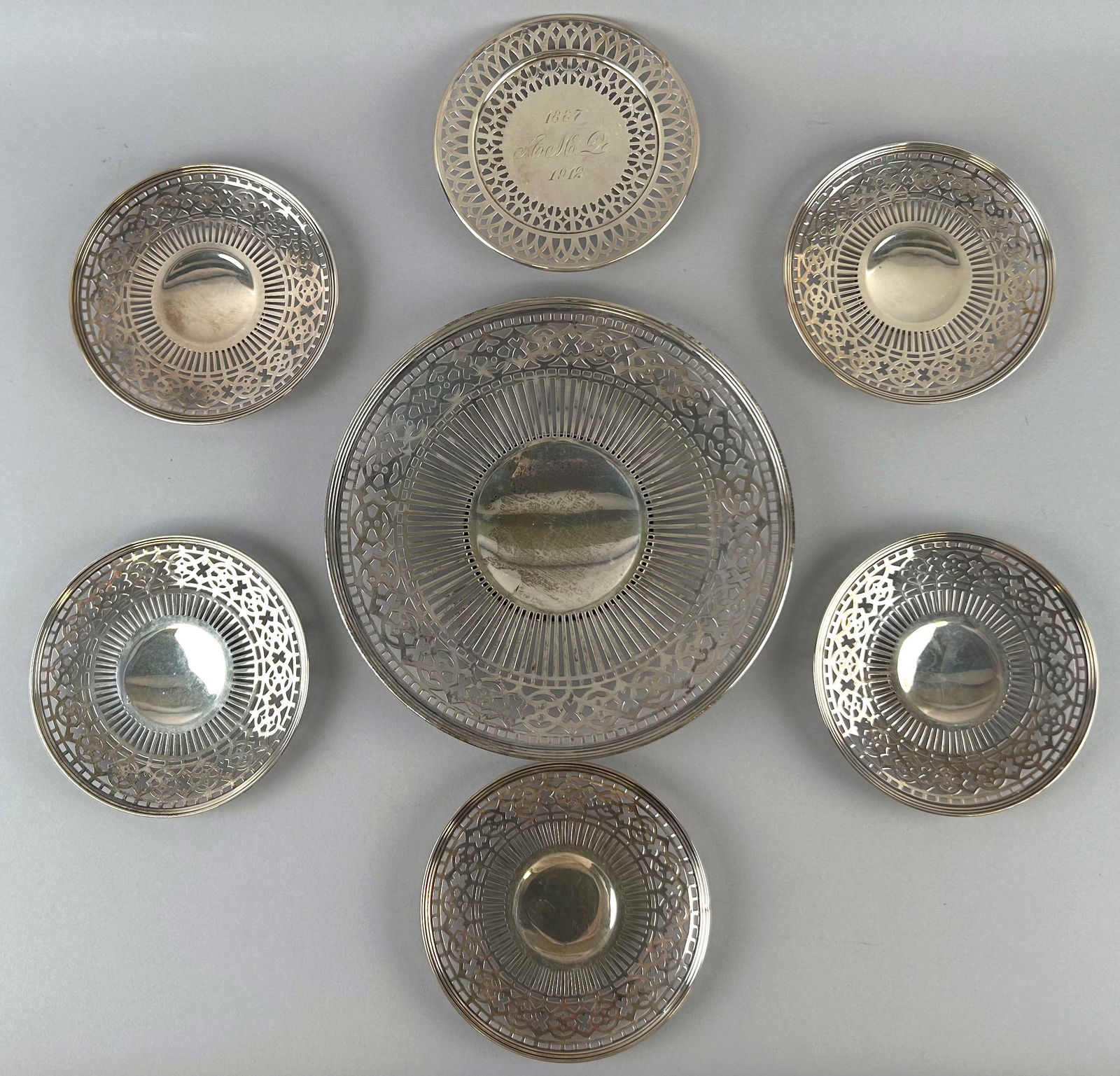 SET OF SEVEN WOODSIDE SILVER CO. STERLING SILVER FOOTED PLATES New York, Early 20th Century Approx. (1 of 4)