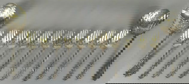 THIRTEEN PIECES OF STERLING SILVER FLATWARE Early to Mid-20th Century Approx. 17.8 troy oz.