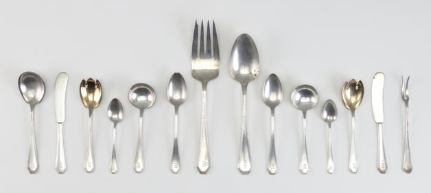 DOMINICK & HAFF "QUEEN ANNE PLAIN" STERLING SILVER FLATWARE SET New York, Mid-20th Century Approx.