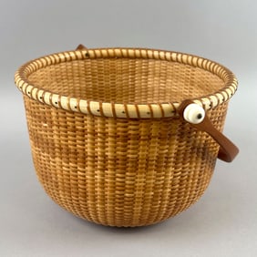 NANTUCKET BASKET BY J. BRAGA Nantucket, Massachusetts, 2002 Height 6". Diameter 9".
