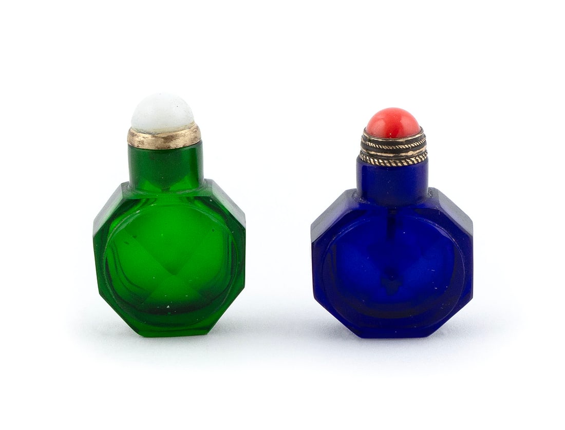 PAIR OF FACETED GLASS MINIATURE SNUFF BOTTLES Late 19th Century Heights 1.5". (1 of 3)