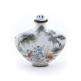 FAMILLE ROSE ENAMEL SNUFF BOTTLE Late 19th/Early 20th Century Height 2".