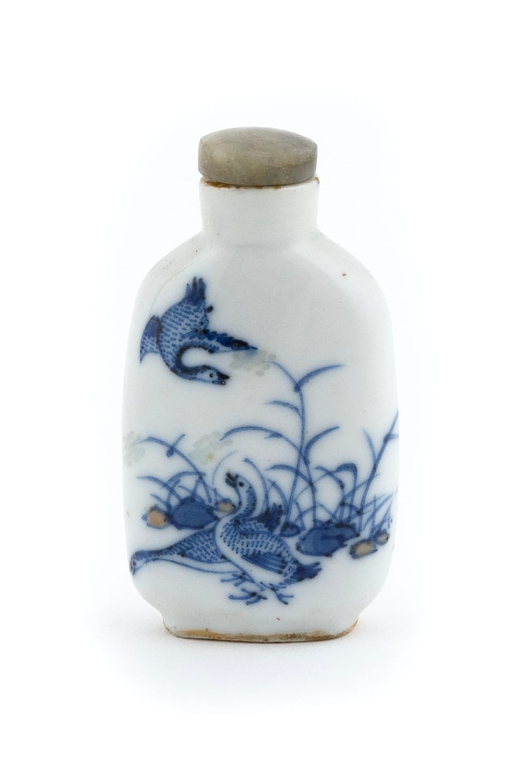 BLUE AND WHITE PORCELAIN SNUFF BOTTLE 19th Century Height 2.5". (1 of 5)