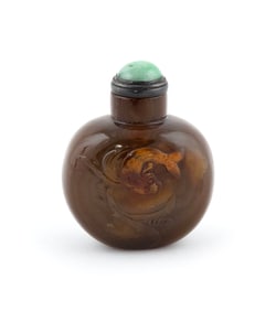 CARVED SHADOW AGATE SNUFF BOTTLE Late 19th Century Height 2".