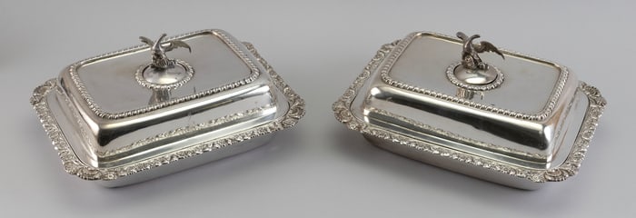 PAIR OF GALE & MOSELEY COIN SILVER CASSEROLE DISHES New York, Early 19th Century Approx. 114.0 troy