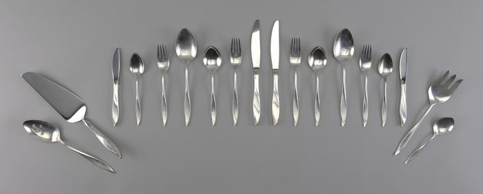 HEIRLOOM "VIVANT" STERLING SILVER FLATWARE SET New York, Mid-20th Century Approx. 96.8 troy oz.