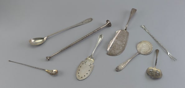 EIGHT PIECES OF STERLING SILVER FLATWARE Late 19th to Mid-20th Century Approx. 15.1 troy oz.