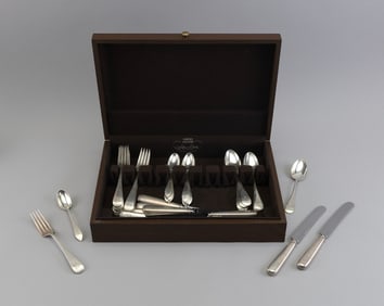 ASSEMBLED SET OF STERLING SILVER FLATWARE Early to Mid-20th Century Approx. 53.1 troy oz.