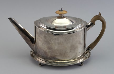 GEORGIAN STERLING SILVER TEAPOT WITH UNDERTRAY London, England, Late 18th Century Approx. 24.8 troy