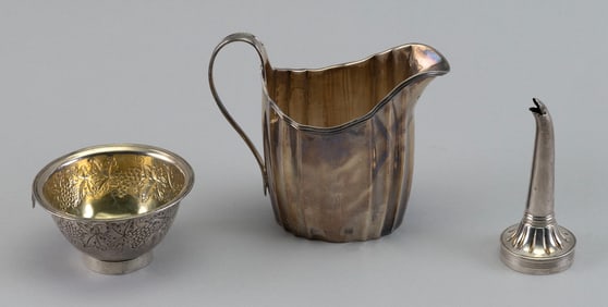 THREE STERLING SILVER TABLEWARES England, Late 18th/Early 19th Century Approx. 7.6 troy oz. total