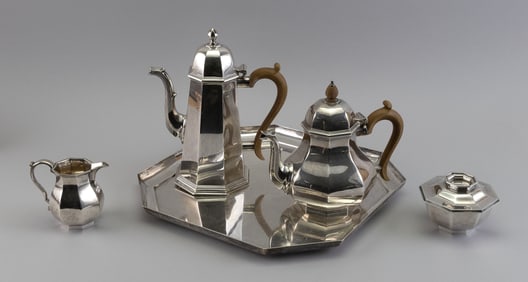 FIVE-PIECE STERLING SILVER COFFEE SERVICE England, 20th Century Approx. 129.2 troy oz.