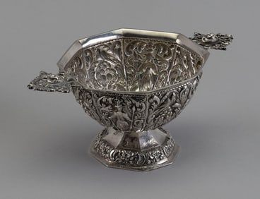 ORNATE REPOUSSE SILVER PEDESTAL BOWL Hanau, Germany, Mid-19th Century Approx. 5.9 troy oz.