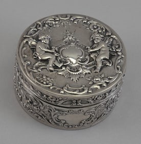 ROUND SILVER PATCH BOX Hanau, Germany, 1891-1906 Approx. 5.1 troy oz.