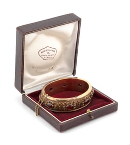GOLD AND GARNET BANGLE BRACELET Approx. 43.14 total dwt.