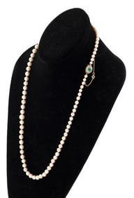 CULTURED PEARL NECKLACE WITH 18KT YELLOW GOLD, EMERALD AND DIAMOND CLASP