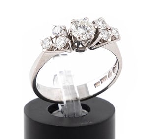 18KT WHITE GOLD AND DIAMOND RING Approx. 3.34 total dwt.