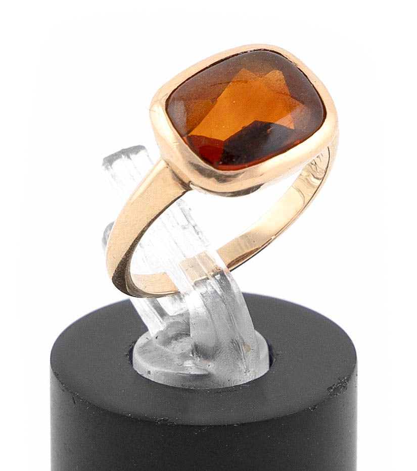 14KT YELLOW GOLD AND GARNET RING Approx. 1.99 total dwt. (1 of 2)