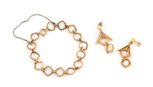 14KT YELLOW GOLD BRACELET AND MATCHING PAIR OF EARRINGS Approx. 7.45 total dwt.