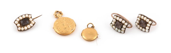 FIVE PIECES OF GOLD JEWELRY Approx. 5.85 total dwt.