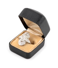 18KT WHITE GOLD AND DIAMOND RING Approx. 3.02 total dwt.