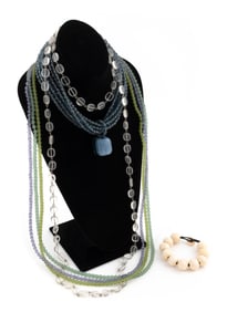FIVE PIECES OF VENETIAN GLASS JEWELRY