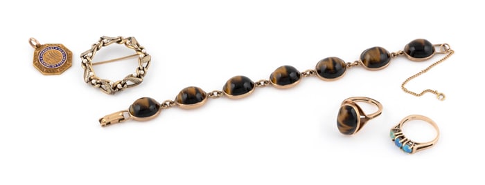 FIVE PIECES OF 9KT AND 10KT GOLD JEWELRY Approx. 29.37 total dwt.