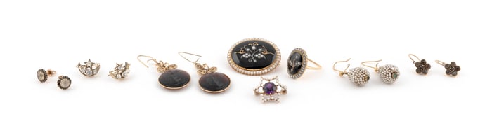 THIRTEEN PIECES OF ASSORTED GOLD JEWELRY Approx. 32.15 total dwt.
