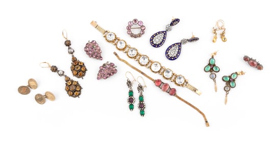 SEVENTEEN PIECES OF VINTAGE FASHION JEWELRY
