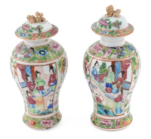 PAIR OF CHINESE EXPORT ROSE MANDARIN PORCELAIN COVERED JARS First Quarter of the 19th Century