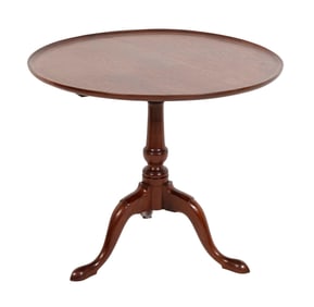 MANNER OF GODDARD-TOWNSEND QUEEN ANNE TILT-TOP TEA TABLE Newport, Rhode Island, Circa 1765 Height