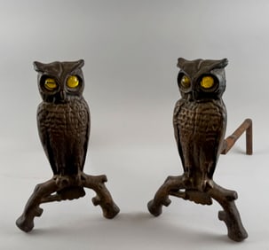 PAIR OF CAST IRON OWL-FORM ANDIRONS 20th Century Heights 13".