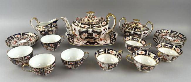 ASSEMBLED SET OF ROYAL CROWN DERBY BONE PORCELAIN Early 20th Century