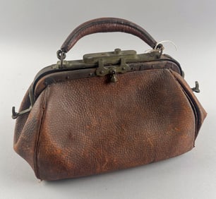 VINTAGE LEATHER DOCTOR'S BAG Early 20th Century Bag height 9". Length 11".