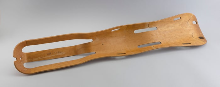 EAMES MOLDED PLYWOOD LEG SPLINT World War II-Era Length 42". Maximum width 9".