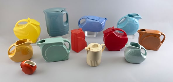 COLLECTION OF TWELVE ART DECO POTTERY AND PLASTIC TEAPOTS 20th Century Heights from 4" to 9".