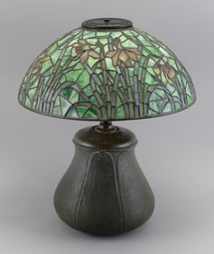 TIFFANY STUDIOS LAMP WITH GRUEBY FAIENCE CO. POTTERY BASE New York, Early 20th Century Base height