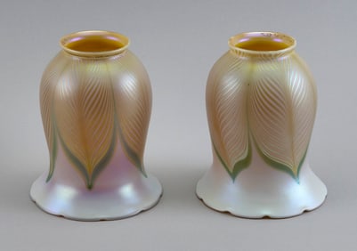 PAIR OF QUEZAL PULLED FEATHER IRIDESCENT ART GLASS LAMP SHADES Queens, New York, 20th Century