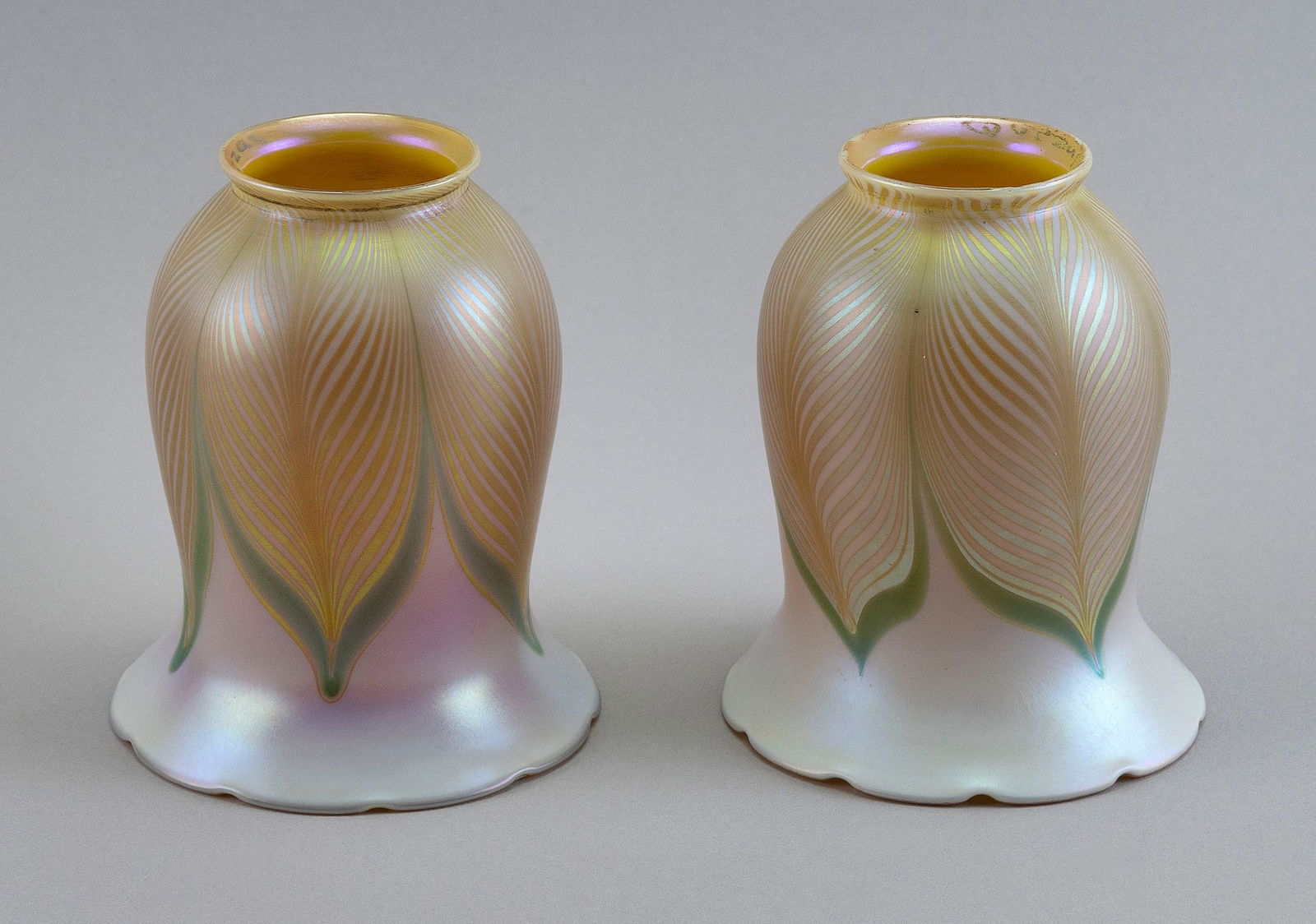PAIR OF QUEZAL PULLED FEATHER IRIDESCENT ART GLASS LAMP SHADES Queens, New York, 20th Century (1 of 3)